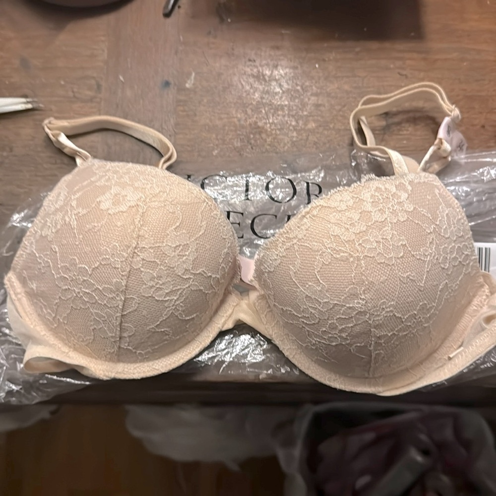 Victoria's Secret Lace Bra in Cream